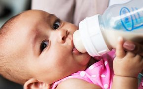 Как правильно и с каким промежутком кормить новорожденного грудью и искусственной смесью?